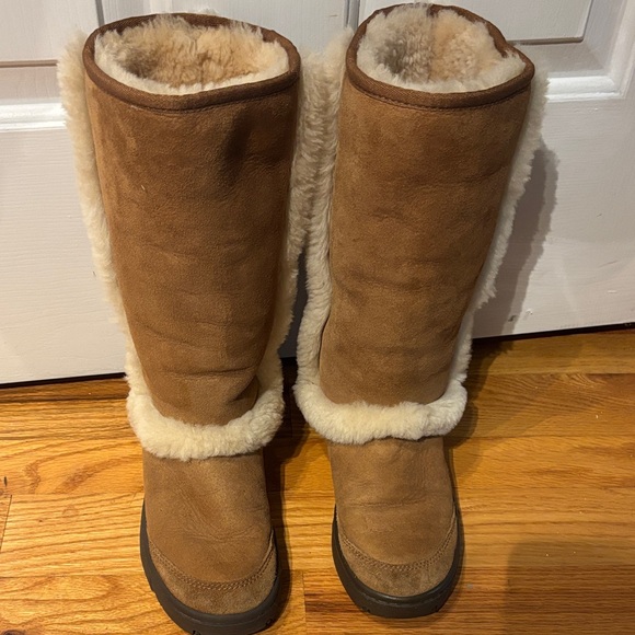 UGG Brown Winter Boots with Cream Fur - Picture 1 of 10